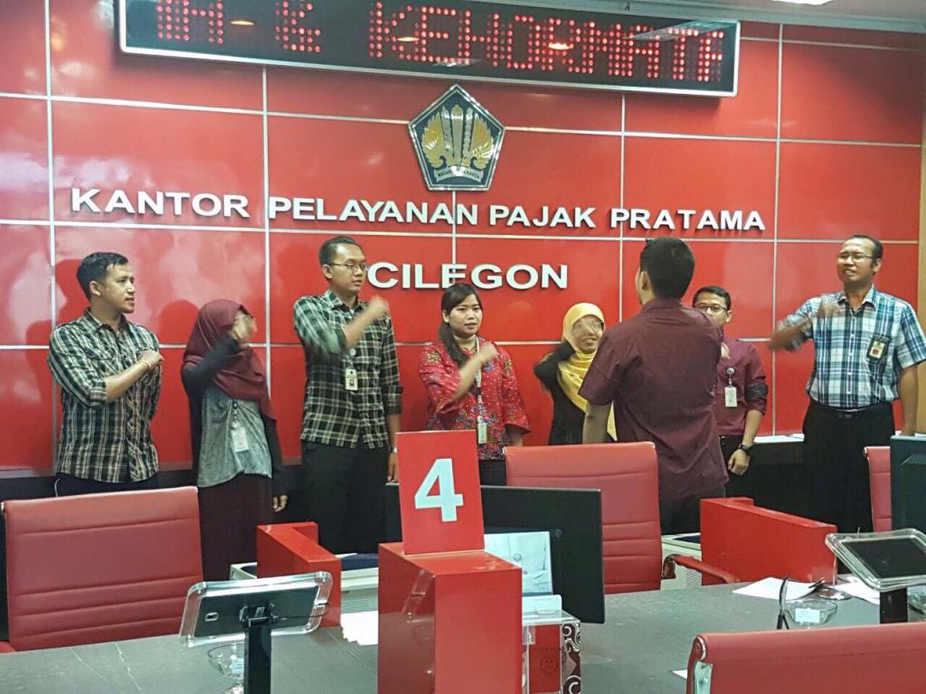 Meneriakan Jargon Service Squad