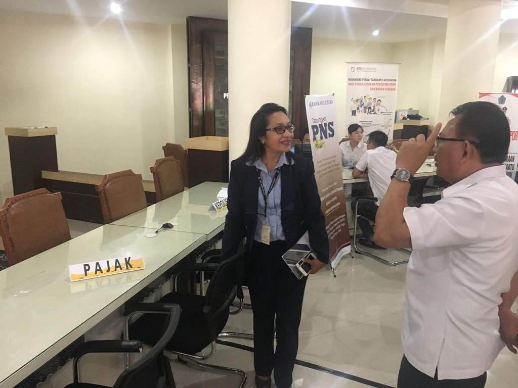 Kepala KP2KP Tomohon berbincang dengan peserta rapat (1)