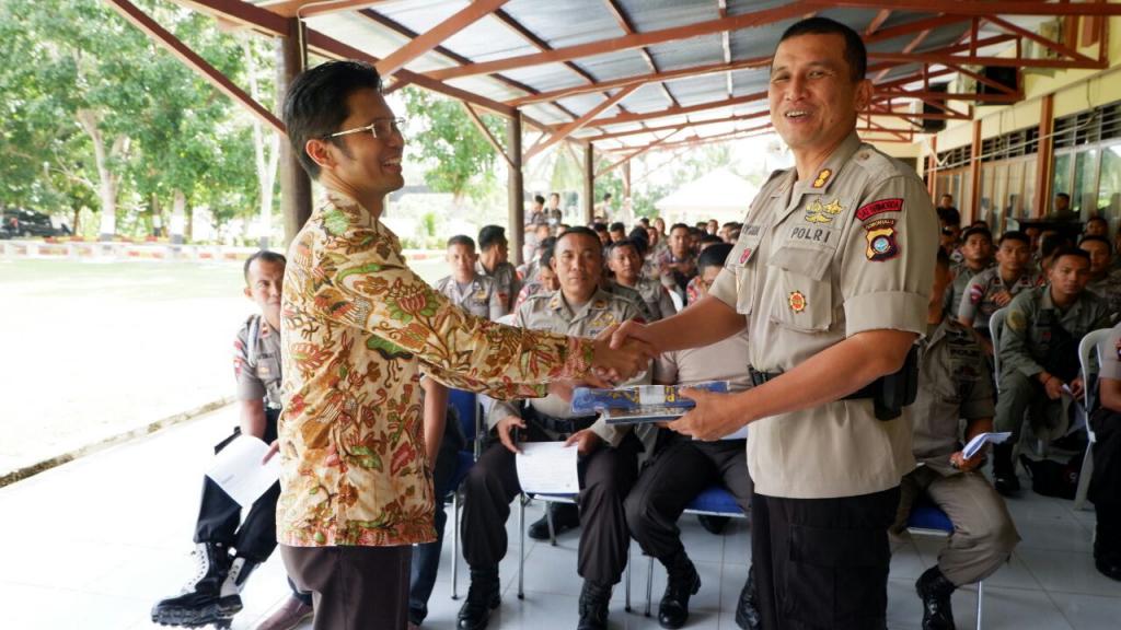 Penyerahan cenderamata, wujud sinergi KPP Pratama Gorontalo dengan BRIMOBDA Gorontalo