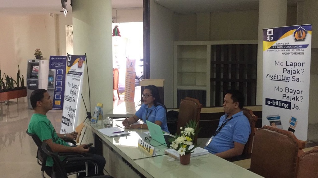 Kepala KP2KP Tomohon bersama staf berjaga di pojok pajak