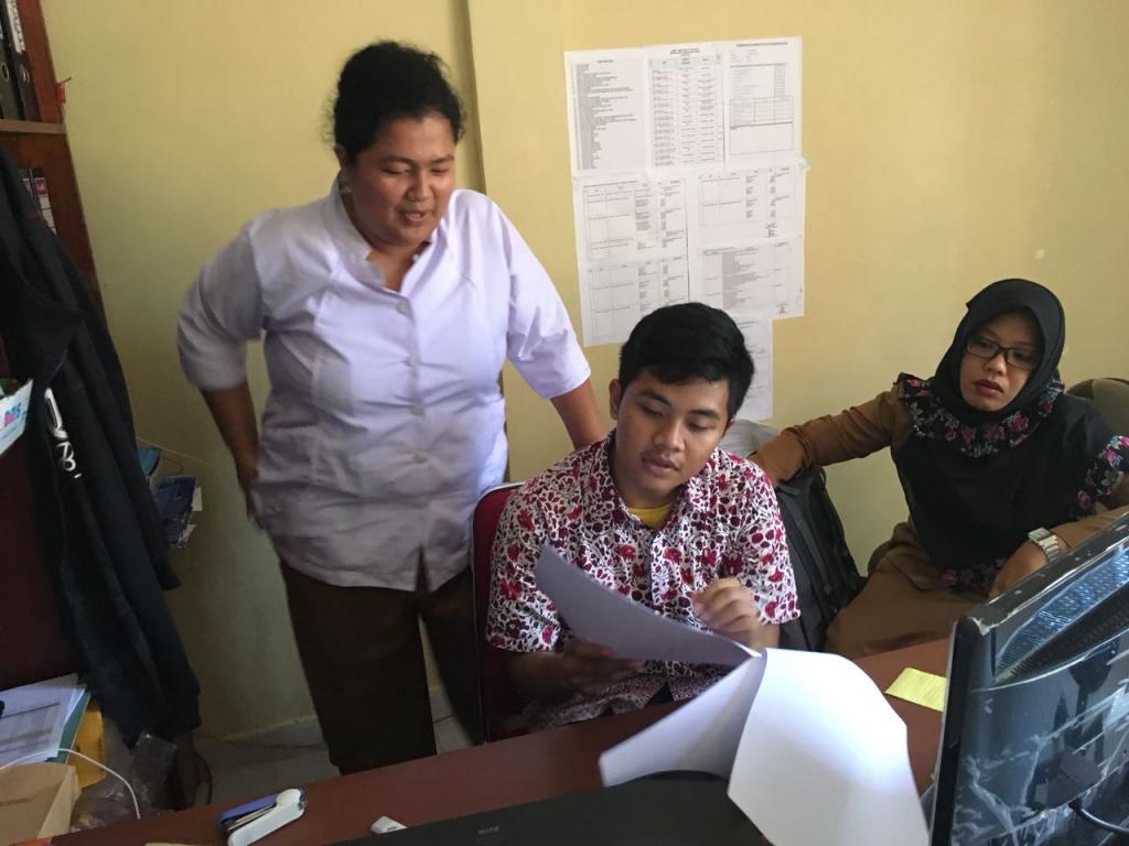 Bendahara Dinas Inspektorat Kabupaten Lingga mendapat arahan dari penyuluh pajak
