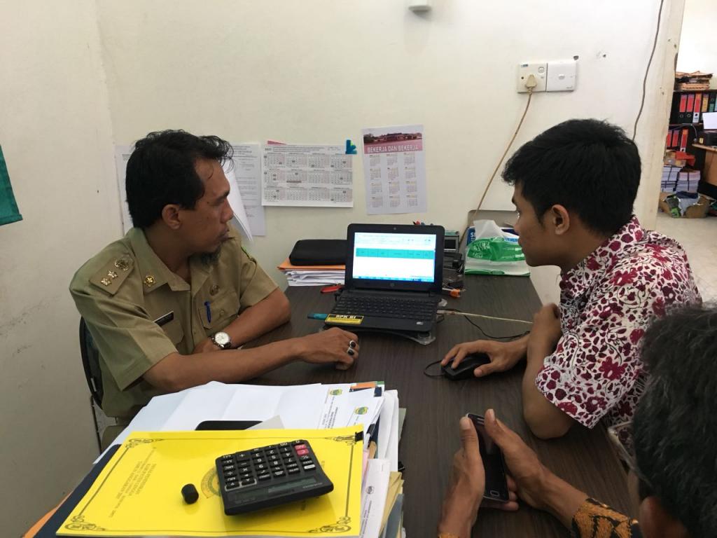 Penyuluh pajak sedang membimbing Bendahara Dinas Pendidikan menerbitkan bukti potong