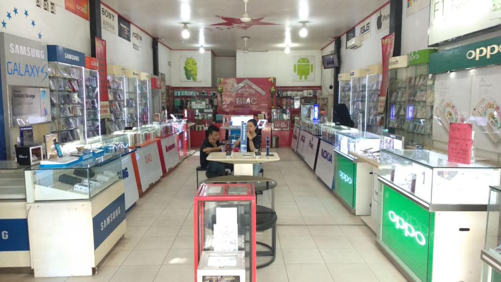 Bagian toko yang melayani terkait penjualan aksesoris, perbaikan perangkat lunak, dan tukar tambah handphone