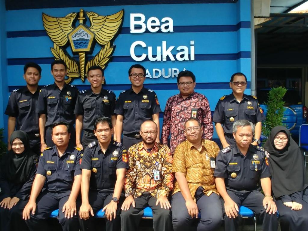Sesi foto bersama Keluarga KPPBC Madura dan KP2KP Sumenep