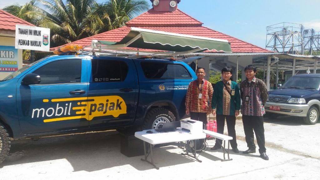 Mobil pajak buka di pelataran Pasar Regional Mamuju
