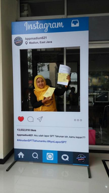 Wajib pajak berfoto di photoboth KPP