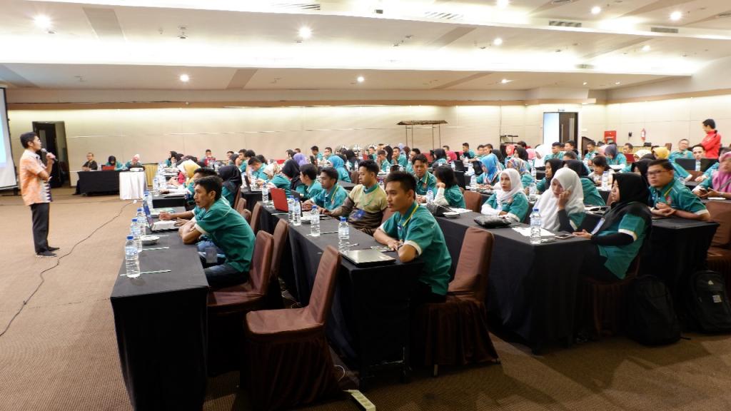 Para Peserta Menyimak Materi Yang Diberikan