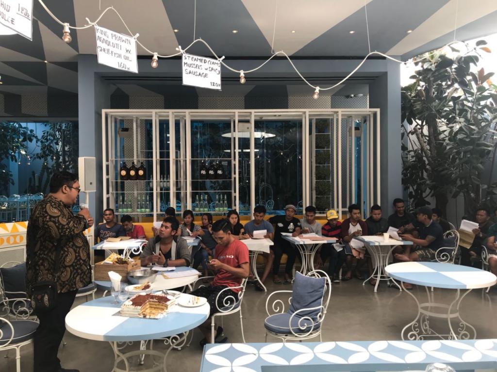 Putu Deddy Wirawan memberikan paparan kepada peserta sosialisasi yang hadir