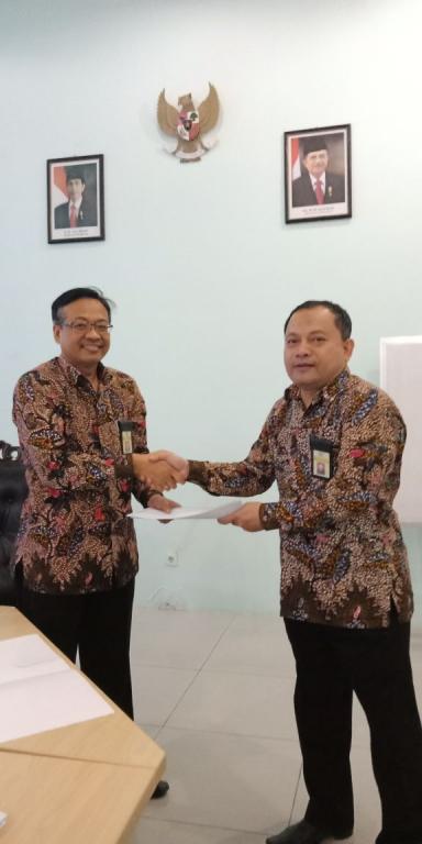 Kepala KPP Pamekasan, Teddy Harianto bersama Kasi PDI Miftahudin