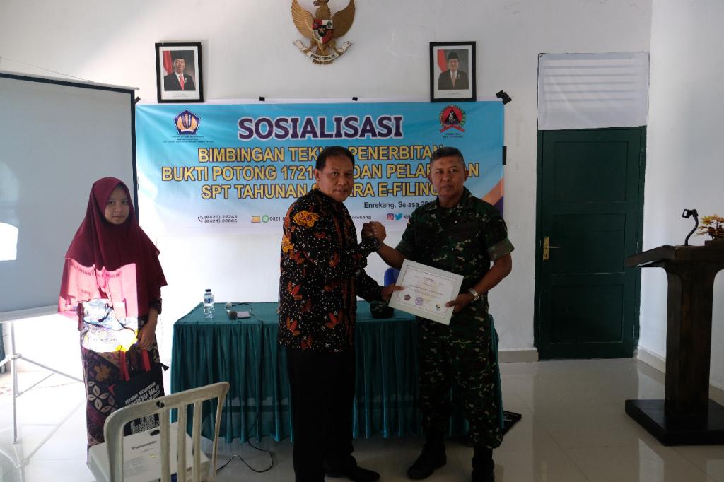 Pemberiaan cenderamata kepada KODIM 1419 Enrekang