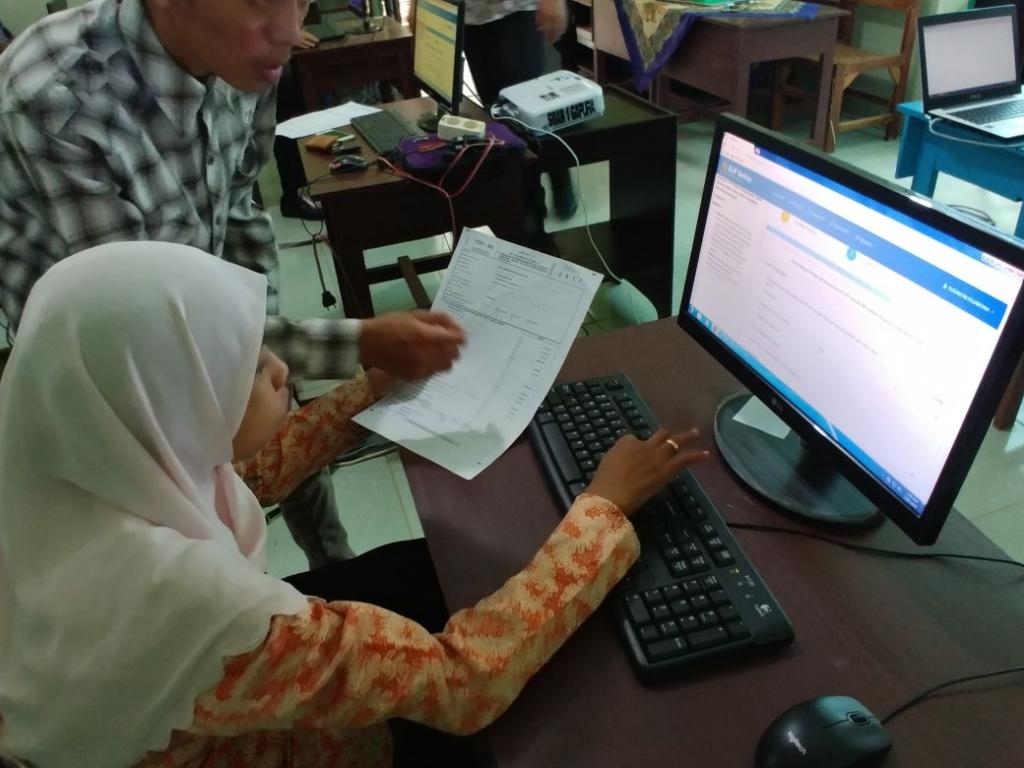 Salah satu guru tampak dipandu dalam pengisian e-filing