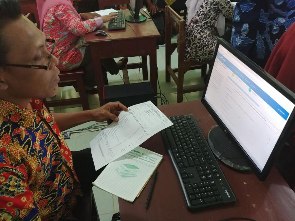 Tampak salah seorang guru sedang mengisi e-filing secara mandiri.