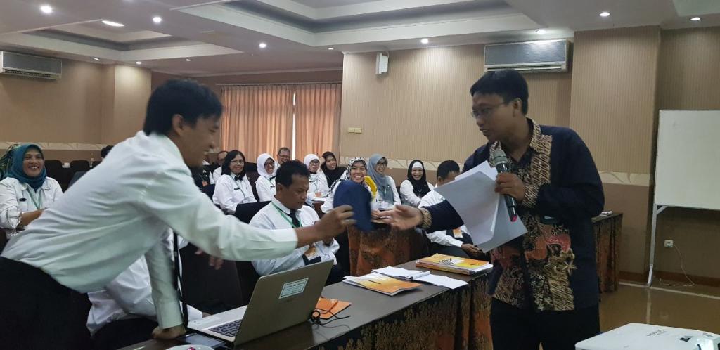 Suvenir cantik bagi peserta yang aktif bertanya