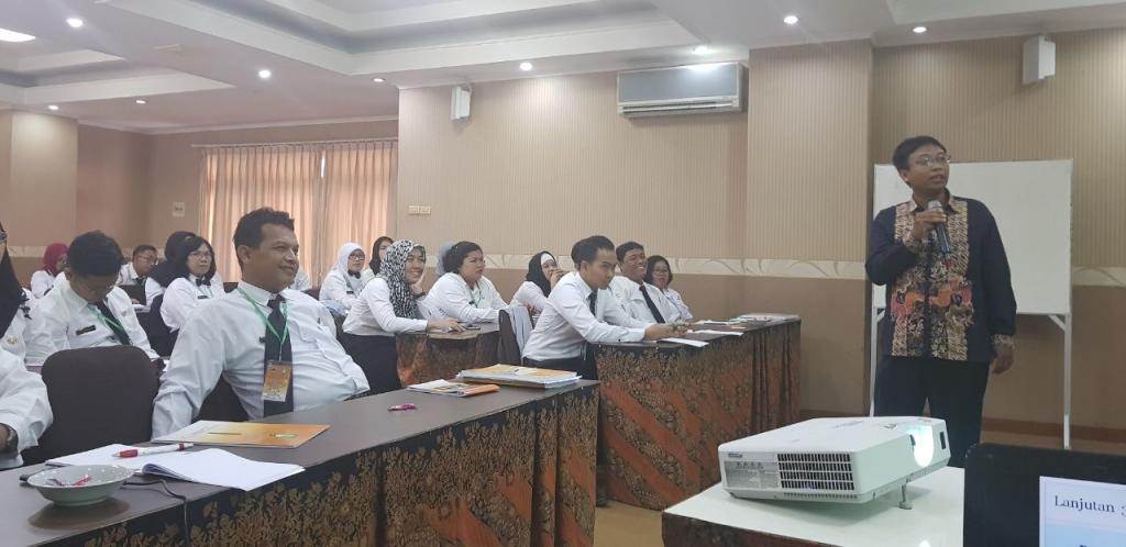 Pemateri Haris Subekti menyampaikan materi