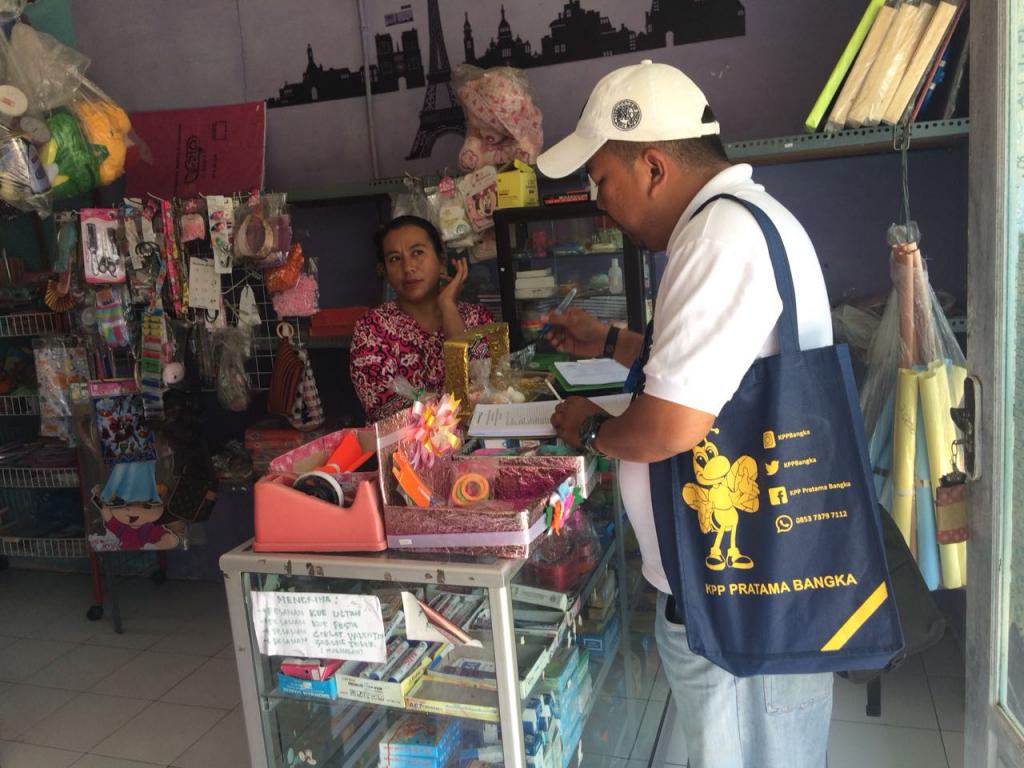 Petugas sedang mendata wajib pajak.