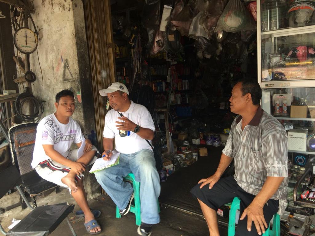 Petugas sedang memberikan edukasi perpajakan kepada wajib pajak.