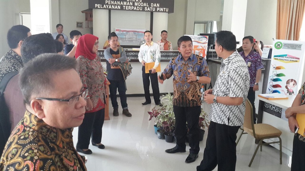 Kepala KPP Pratama Manado dan walikota Tomohon