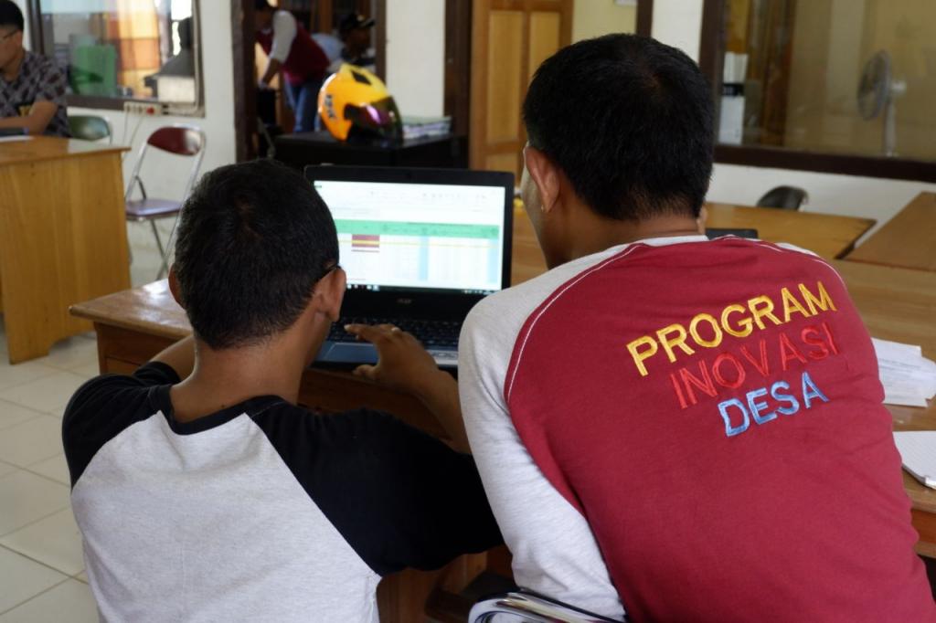 Salah satu ASN berdiskusi mengenai pengisian SPT melalui e-filing