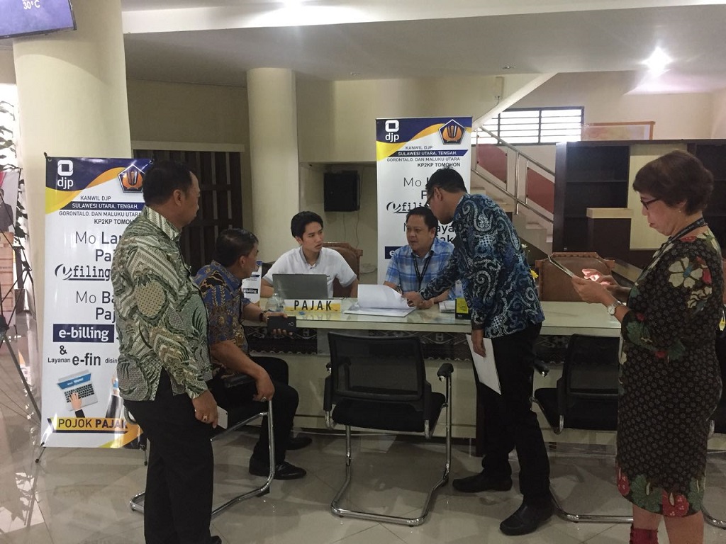 Kepala KPP Pratama Manado menyapa petuga gerai pajak KP2KP Tomohon