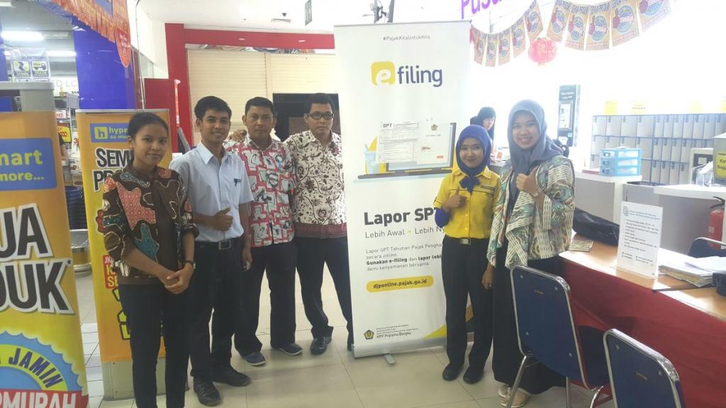 Petugas pojok pajak dan karyawan Hypermart Bangka.