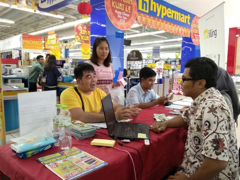 Wajib pajak sedang berkonsultasi dengan petugas di Hypermart Bangka.