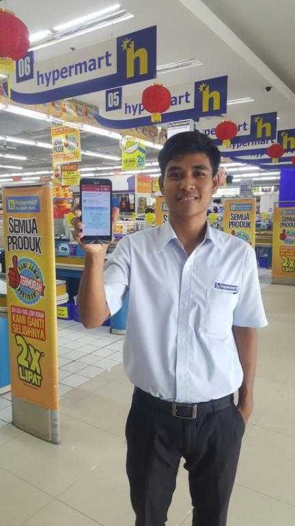 Karyawan Hypermart menunjukkan Bukti Pelaporan Elektronik SPT Tahunannya.