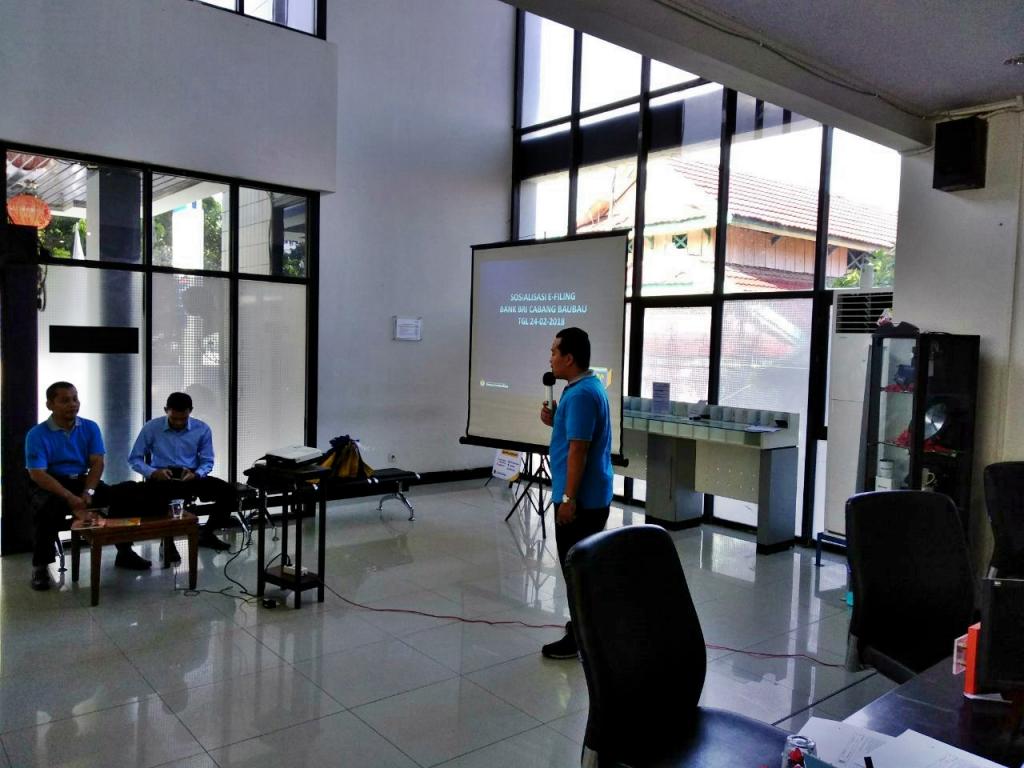 Narasumber dari KPP Pratama Baubau menyampaikan materi sosialisasi