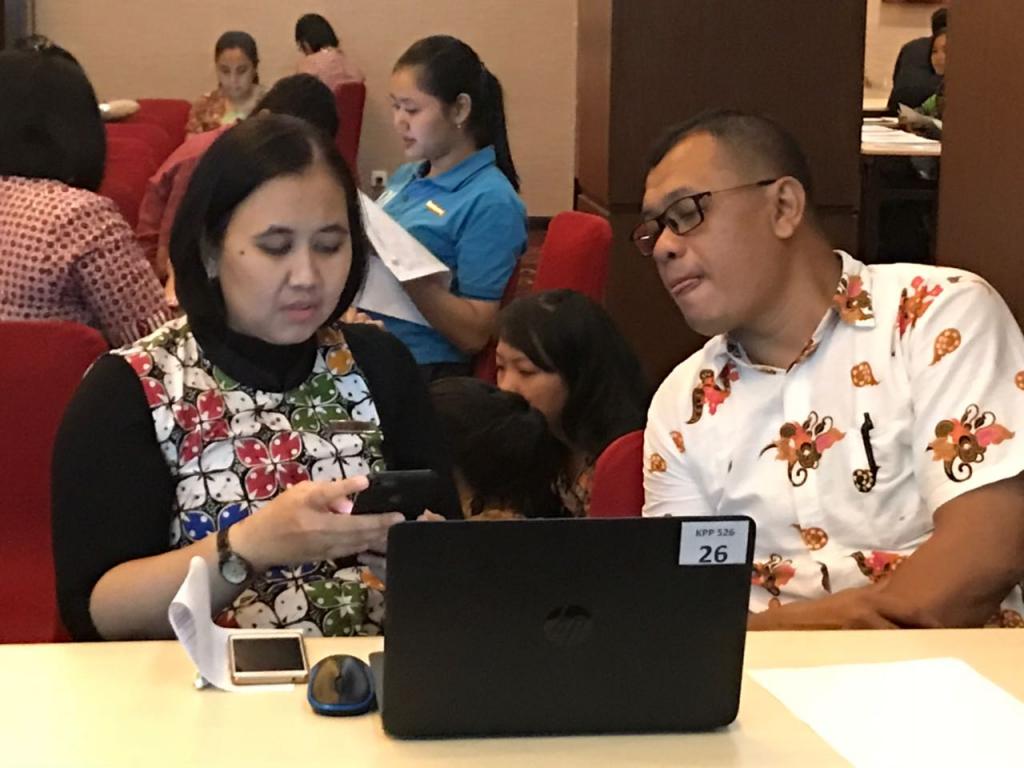 KPP Pratama Surakarta menyediakan beberapa laptop sebagai sarana pengisian e-Filing