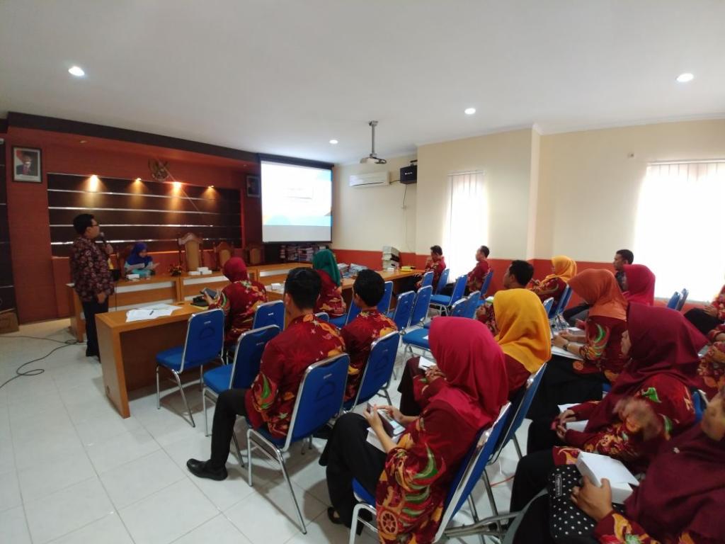 Suasana ruang serba guna Kantor Inspektorat Kabupaten Sumenep tempat berlangsungnya acara