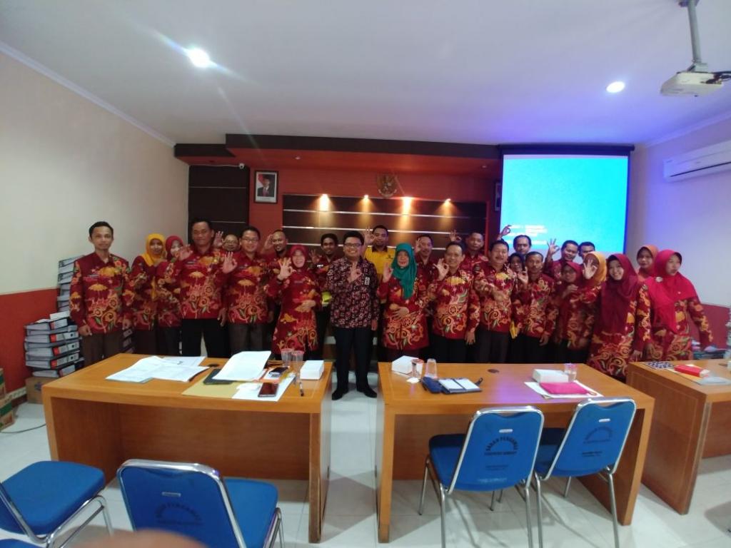 Tim KP2KP Sumenep dan para pegawai Inspektorat berfoto bersama