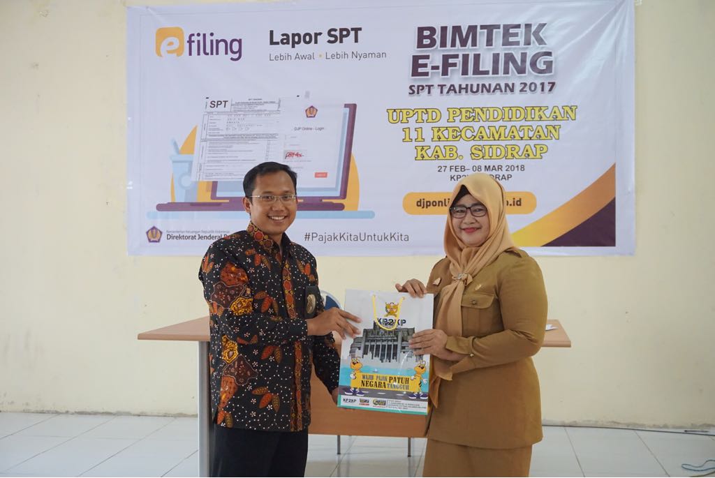 Pemberian souvenir kepada perwakilan peserta bimbingan teknis