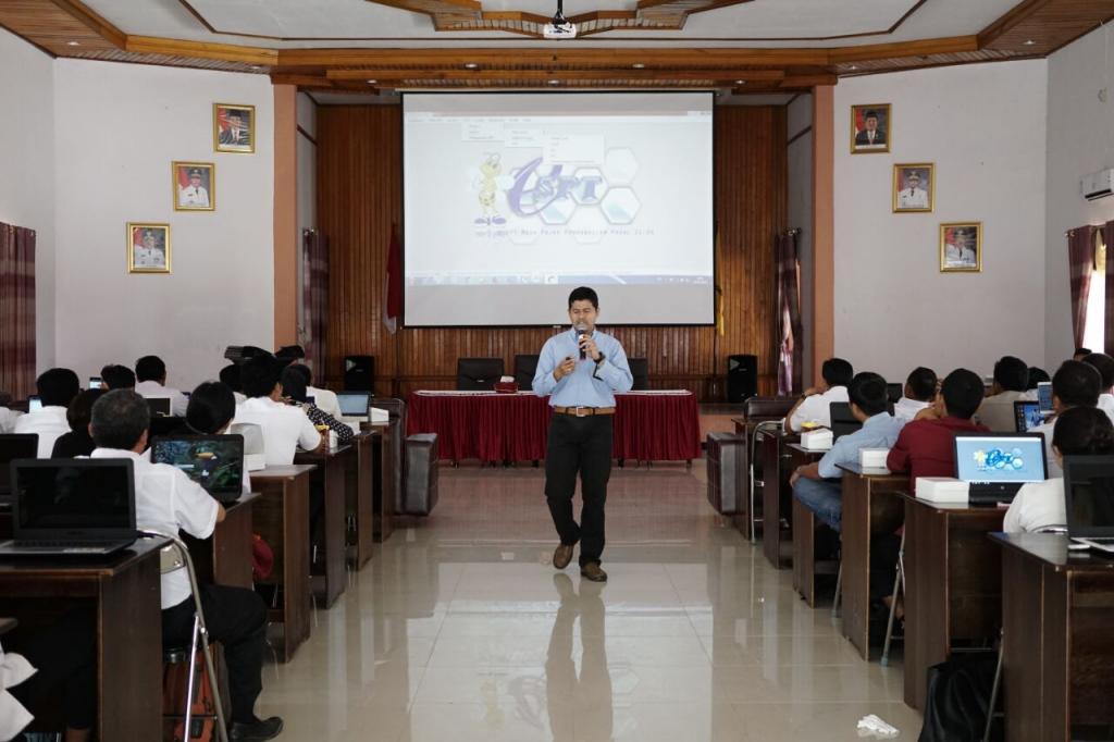 Pemateri menyampaikan materi