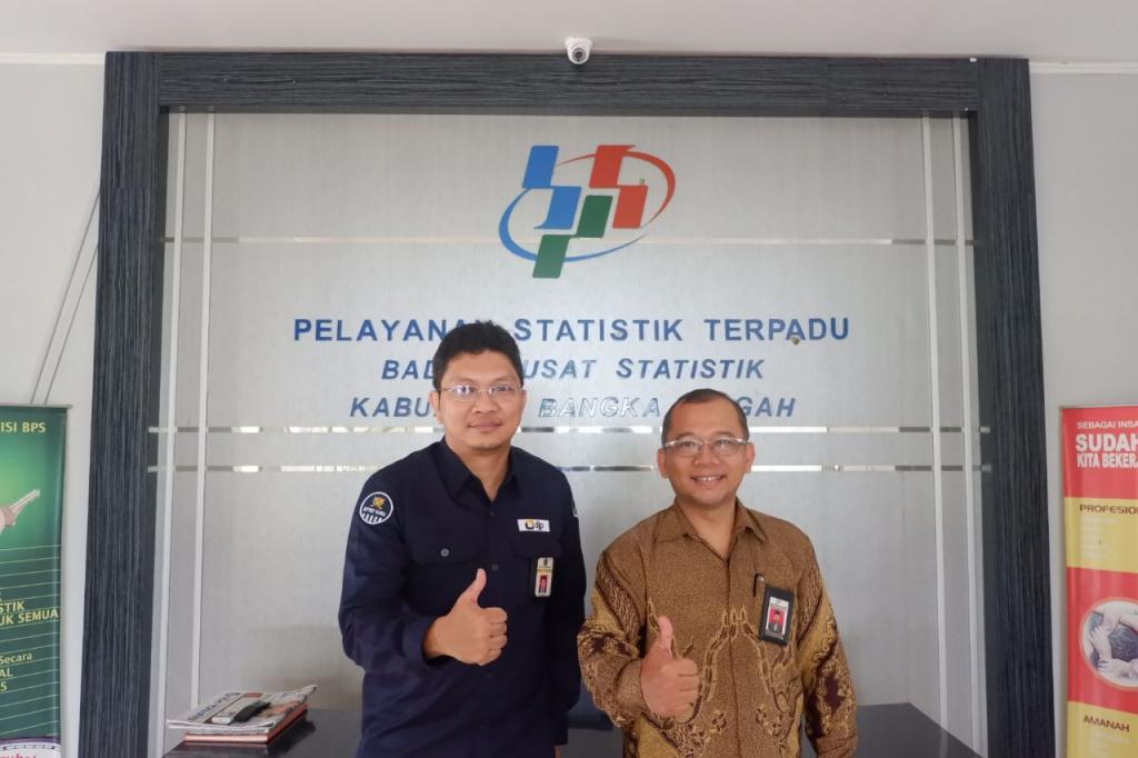 Foto bersama Plh. Kepala KP2KP Koba dan Kepala BPS Bangka Tengah