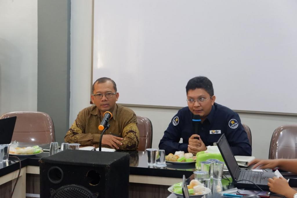 Plh. KP2KP Koba memberikan materi tentang e-filing.