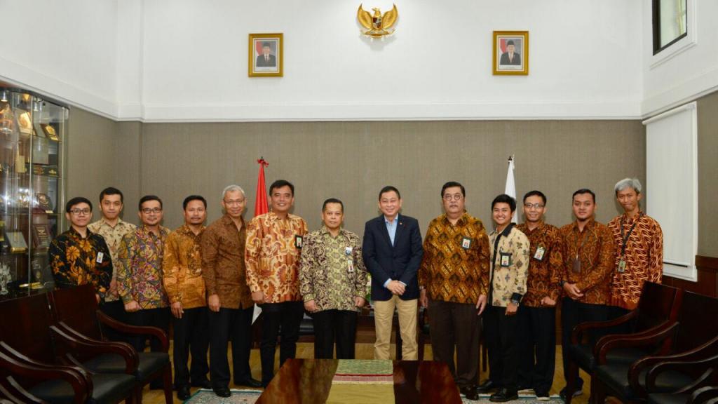 Menteri ESDM berpose bersama setelah selesai mengisi e-filing