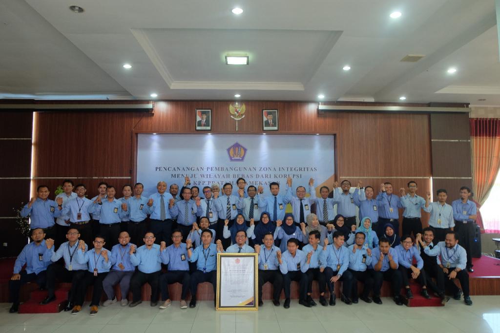 Sesi foto bersama seluruh pegawai KPP Pratama Pamekasan