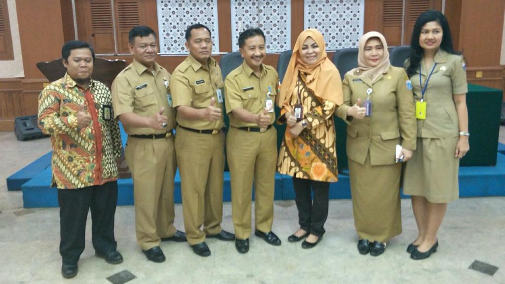 Jajaran Pimpinan Kantor Walikota Jakarta Barat berfoto bersama Kanwil DJP Jakarta Barat