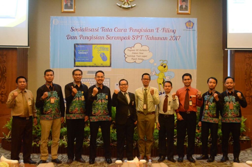 Sesi foto bersama Tim sosialisasi KPP Pratama Tarakan dengan Kepala Perwakilan BI Kalimantan Utara beserta Pejabat lain