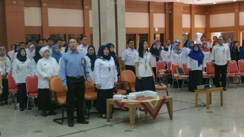 Peserta menyanyikan lagu "Indonesia Raya"