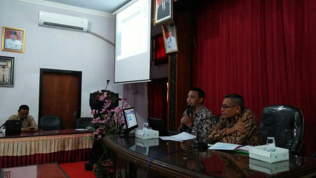 Dimas Bagus, Pelaksana KP2KP Sumenep sedang memberikan materi