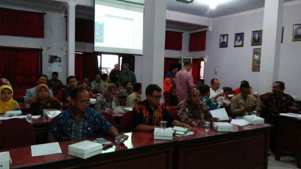 Para Penyuluh sedang mencoba aplikasi e-filing lewat Handphone masing-masing