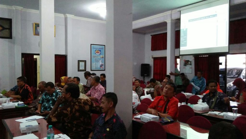 Para penuluh tampak antusias mencoba aplikasi e-filing