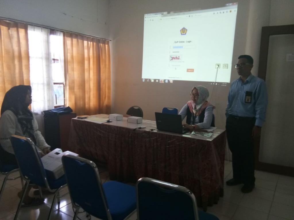 Tim penyuluh memberikan materi penyuluhan