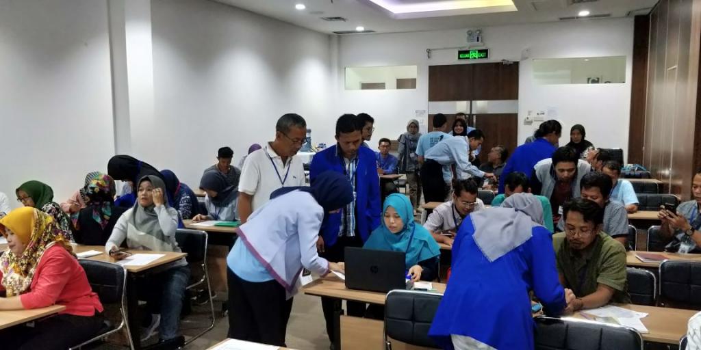 Praktek langsung dipandu oleh tim penyuluh dan relawan pajak UNMA