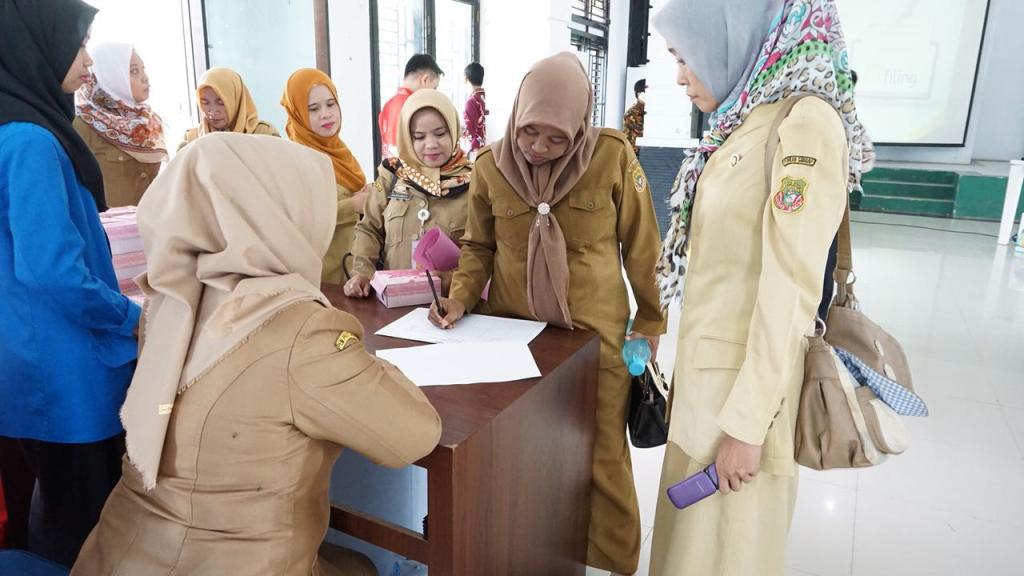 para peserta Bimtek mengisi absensi