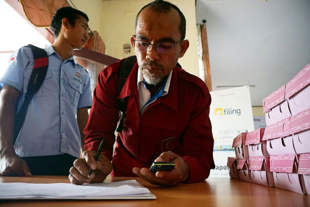 peserta yang hadir mengisi absen terlebih dahulu