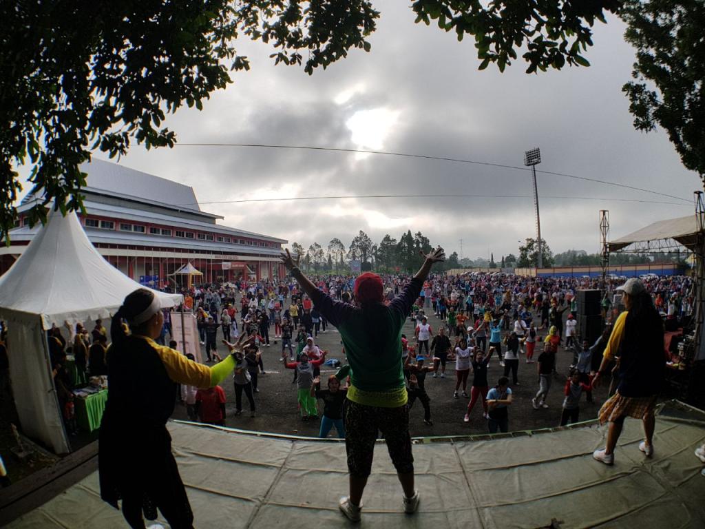 Senam dipandu oleh instruktur senam yang sedang naik daun di Purwokerto