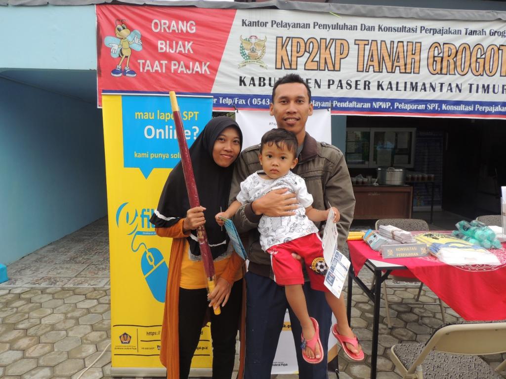 Keluarga yang mendapatkan souvenir payung setelah melakukan konsultasi