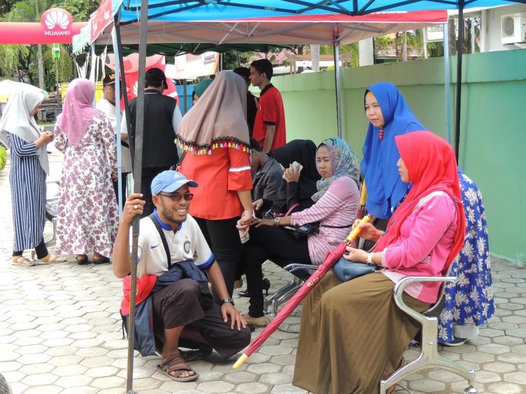 Bazzar HP yang dikerumuni oleh pengunjung