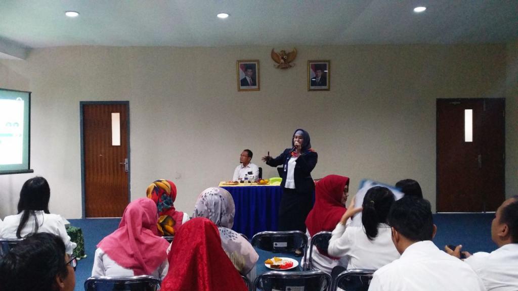 Petugas PT Taspen sedang menyampaikan materi